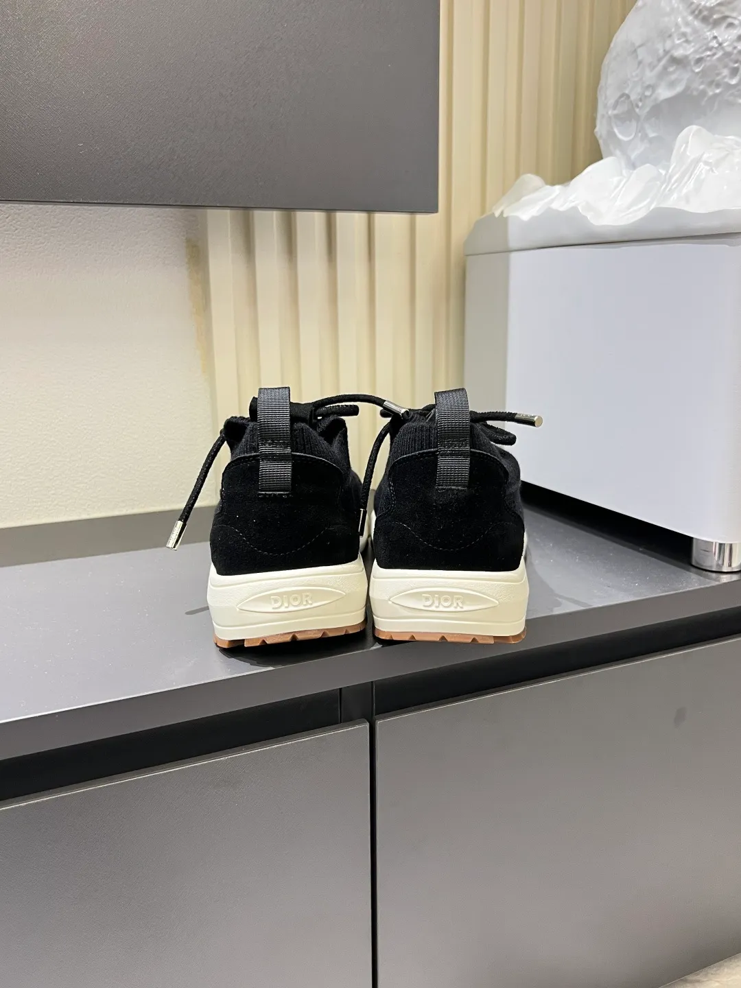 p380 Dior B80 sneakers are a new product of Dior men's series, focusing on comfort and fashion. The upper is made of breathable mesh + fabric splicing, which is lightweight and fits the shape of the foot, making it super comfortable for daily wear. The sole is made of rubber, which has great grip and wear resistance, and is suitable for commuting or light sports. The overall style is simple, the gray tone is versatile, and the shoelaces are adjustable for a more stable fit. Designed by Kim Jones, it is both practical and trendy. It is one of the new hot items in early spring①. size: 38-45 (45 customized)